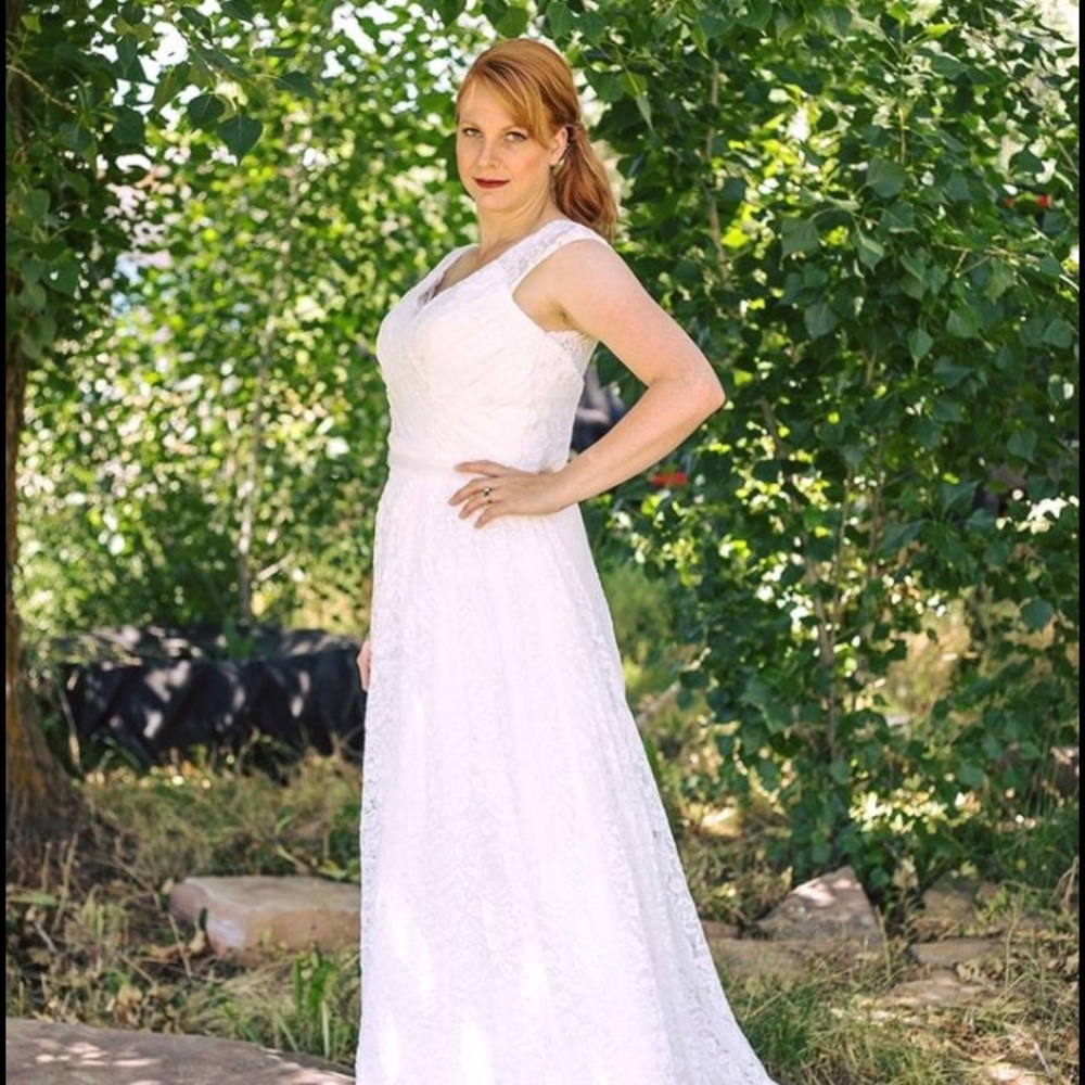NWT stunning wedding dress in ivory - Picture 3 of 9